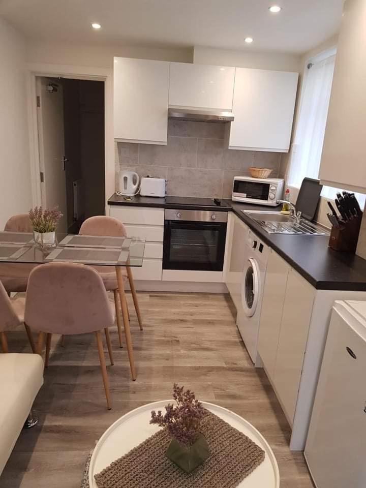 2 Bedroom Serviced Apartment Лондон Экстерьер фото